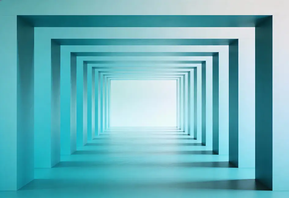 Una serie de marcos rectangulares azules crean un pasillo en forma de túnel en cuyo extremo brilla la luz, proyectando sombras sobre el suelo.