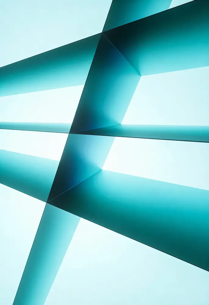 Composición abstracta de formas geométricas blancas y azules que se entrecruzan con ángulos agudos y degradados, creando un patrón moderno y minimalista.