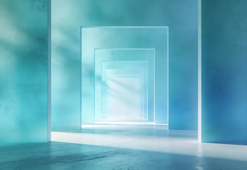 Una serie de puertas abiertas en un espacio de tonos azules, que crean un efecto de túnel por el que se cuela la luz y proyecta sombras en el suelo y las paredes.